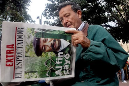 Un hombre lee la edición especial del diario <i>El Espectador</i> dedicada a la muerte del Mono Jojoy, en Bogotá.