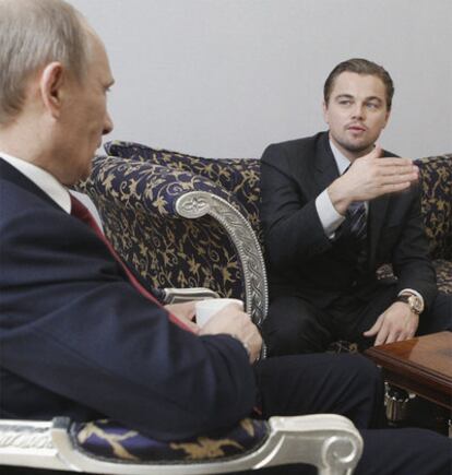 Vladímir Putin y Leonardo DiCaprio, ayer en San Petersburgo.
