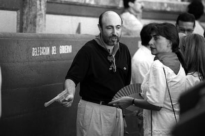 Roldán, con una pistola de agua en los 'sanfermines' de 1990. Antes de ser nombrado director general de la Guardia Civil había sido teniente de alcalde del Ayuntamiento de Zaragoza y delegado del Gobierno en Navarra desde 1982.