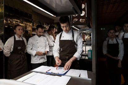 Paco Lara, jefe de cocina de Disfrutar, en una de las reuniones previas con el equipo del restaurante. 