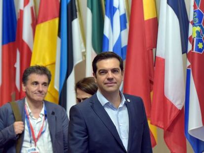 Alexis Tsipras e o ministro de Finanças, Euclides Tsakalotos, saem da reunião em Bruxelas.