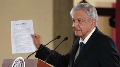López Obrador presenta la carta en la que asegura que no va a reelegirse.