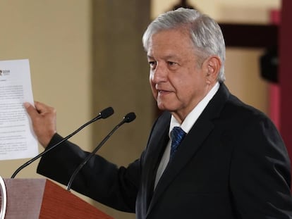 López Obrador presenta la carta en la que asegura que no va a reelegirse.