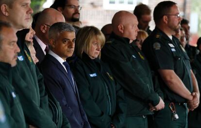 El alcalde de Londres, Sadiq Khan, con el personal de ambulancias durante el minuto de silencio en Londres.