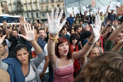 Concentración celebrada ayer en la Puerta del sol como acto de solidaridad con los acampados desalojados en Barcelona.