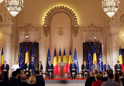 Los candidatos a la presidencia de Rumanía, en un debate retransmitido por la televisión pública el pasado martes, en Bucarest. 