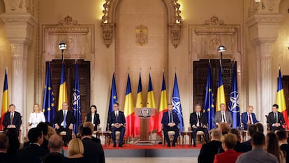 Los candidatos a la presidencia de Rumanía, en un debate retransmitido por la televisión pública el pasado martes, en Bucarest.