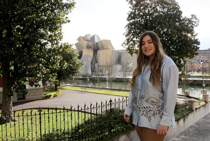 Clara Rivas, 24 años, ante el Museo Guggenheim de Bilbao.
