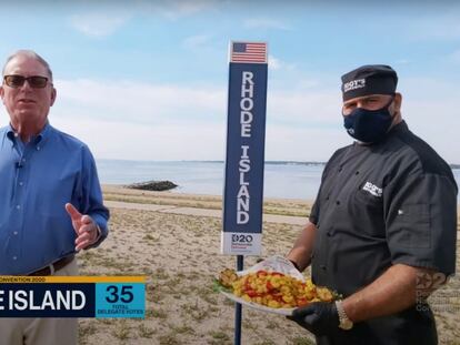 El demócrata de Rhode Island Joseph McNamara posa junto a un cocinero con un plato de calamares.