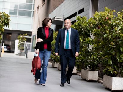 María Jesús del Barco, juez decana de Madrid y portavoz de la Asociación Profesional de la Magistratura, y Fernando de la Fuente, magistrado de la Audiencia Provincial de Madrid y viceportavoz de Juezas y Jueces para la Democracia, el viernes en el exterior del edificio de EL PAÍS.