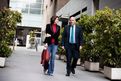 María Jesús del Barco, juez decana de Madrid y portavoz de la Asociación Profesional de la Magistratura, y Fernando de la Fuente, magistrado de la Audiencia Provincial de Madrid y viceportavoz de Juezas y Jueces para la Democracia, el viernes en el exterior del edificio de EL PAÍS.