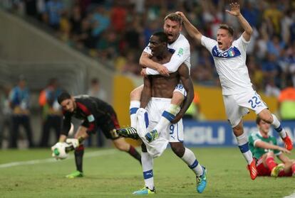 Balotelli, felicitado por sus compa&ntilde;eros tras marcar el segundo gol ante M&eacute;xico