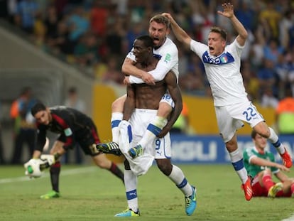 Balotelli, felicitado por sus compa&ntilde;eros tras marcar el segundo gol ante M&eacute;xico