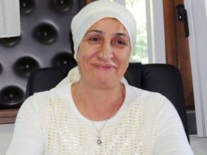 Una funcionaria turca cubierta con el velo en su oficina en Diyarbakir.