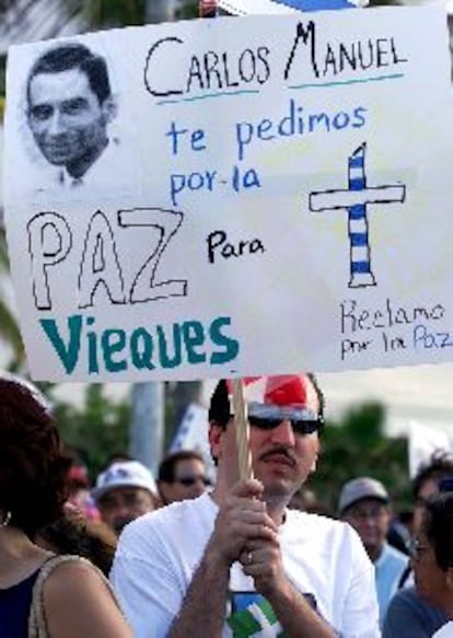 Un manifestante puertorriqueño contra las maniobras en Vieques.
