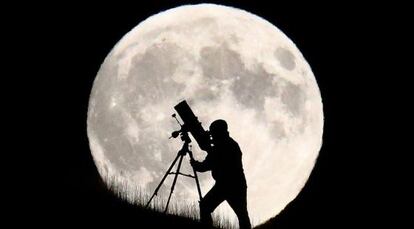 Un astrónomo por delante de la superluna en Brighton, Inglaterra. Jordan Mansfield.