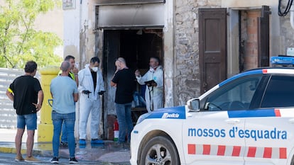 Los Mossos en la puerta del club nocturno de Bellpuig (Lleida), tras el incendio, este sábado.