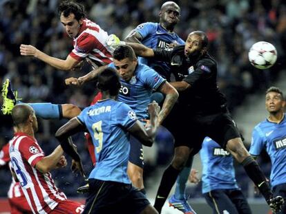 Godín marca el gol del empate del Atlético.