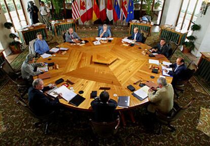 Bush, en el centro, preside la mesa con los líderes de Rusia, Alemania, Italia, la UE, la Comisión Europea, Canadá, Japón, Reino Unido y Francia.