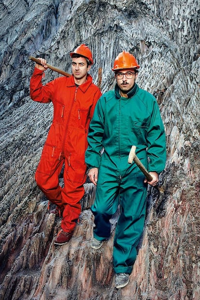 David Bestué y Marc Vives, disfrazados para un descenso al interior de la Tierra.