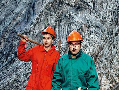 David Bestué y Marc Vives, disfrazados para un descenso al interior de la Tierra.