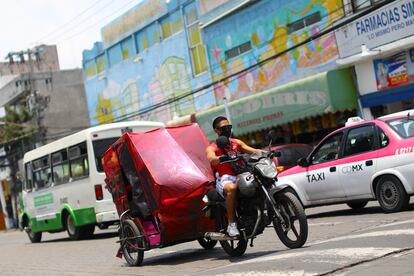 Un mototaxista en las calles de Iztapalapa, en Ciudad de México.