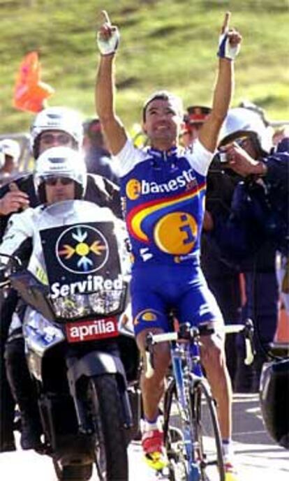 Santi Blanco celebra su victoria en el alto de La Molina.
