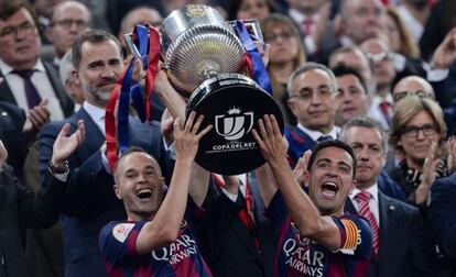 Iniesta i Xavi alcen el trofeu de la Copa del Rei.