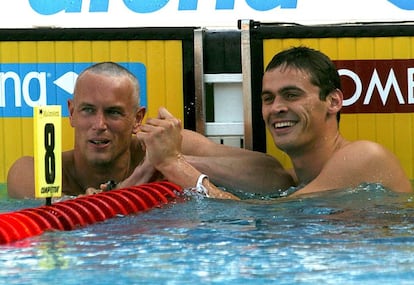Mark Foster (izquierda) felicita al ruso Alexander Popov en una competici&oacute;n en Madrid en 2004. 