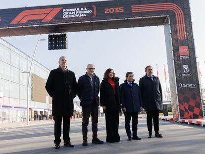 José Vicente de los Mozos, presidente de IFEMA; Stefano Domenicali, CEO de la F-1; Isabel Díaz Ayuso, presidenta de la Comunidad de Madrid; Jose Luis Martínez Almeida, alcalde de la capital; y Ángel Asensio, presidente de la Cámara de Comercio regional.