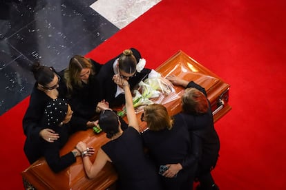 Hijas, nietas y bisnietas de la actriz se despiden de ella durante el homenaje en el vestíbulo del Palacio de Bellas Artes.