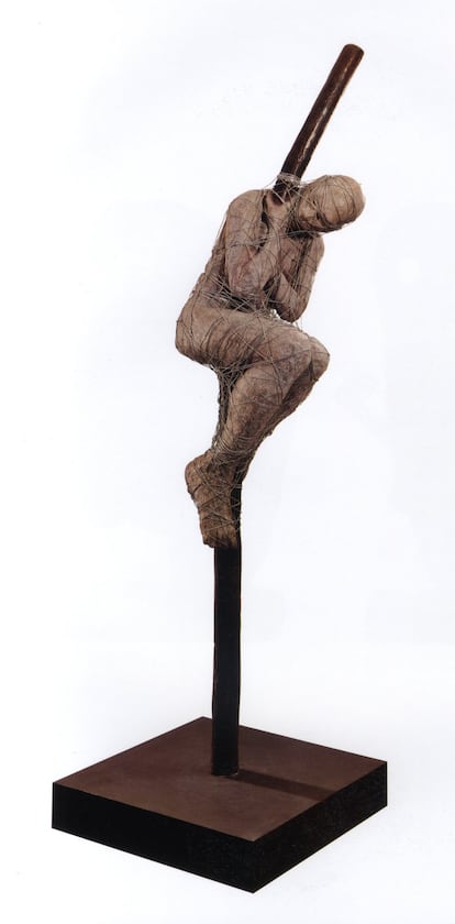 'L'homme à la perche' (2008). Escultura en bronce.260 cm. de alto. Colección particular. Imagen escaneada del libro que la colección 'Libros de Arte Marroquí' de Les éditions Art Point dedica a Mahi Binebine.