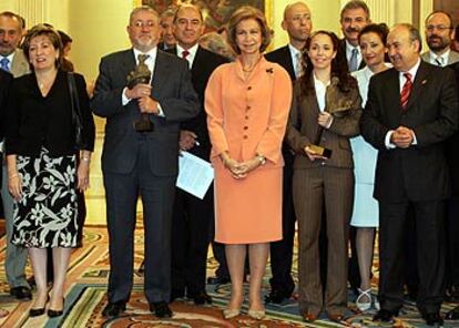 La Reina, junto a la ministra de Educación, María Jesús Sansegundo, y los maestros homenajeados.