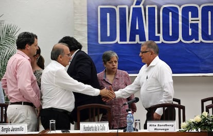 De la Calle saluda a Rodrigo Granda, de las FARC, este jueves.