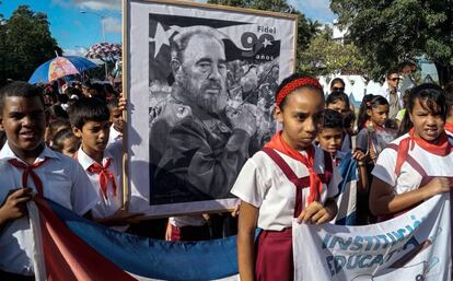 Crianças prestam homenagem em Havana a Fidel Castro.