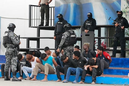 Varios policías custodian este miércoles a los miembros del grupo armado que tomó un canal de televisión el día anterior en Guayaquil (Ecuador).