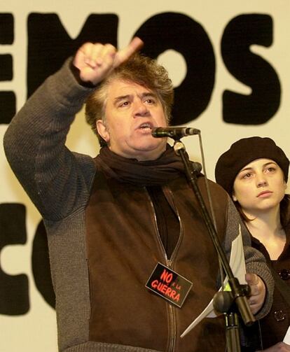 Madrid, 15/02/2003. Pedro Almodóvar (i) y Leonor Watling (d), durante la lectura del comunicado oficial, en la Puerta del Sol, tras la manifestación contra la guerra en Irak, con 660.000 participantes según la Delegación del Gobierno y 2 millones según los organizadores.