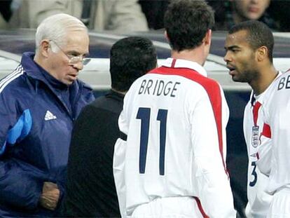 Luis Aragonés, durante el España-Inglaterra, frente a Bridge y Cole.