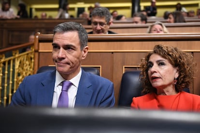 El presidente del Gobierno, Pedro Sánchez, y la vicepresidenta primera y ministra de Hacienda, María Jesús Montero, en el Congreso de los Diputados, este miércoles.