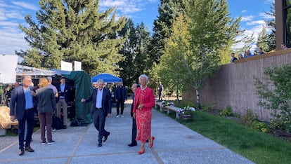 El presidente de la Reserva Federal, Jerome Powell, la presidenta del Banco central Europeo, Christine Lagarde, y, tras ella, el gobernador del Banco de Japón, Kazuo Ueda, este viernes en Jackson Hole (Wyoming).