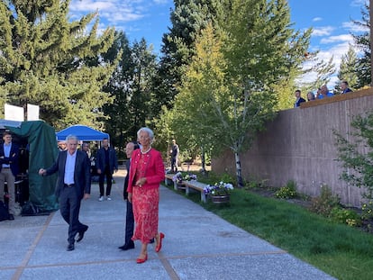 El presidente de la Reserva Federal, Jerome Powell, la presidenta del Banco central Europeo, Christine Lagarde, y, tras ella, el gobernador del Banco de Japón, Kazuo Ueda, este viernes en Jackson Hole (Wyoming).