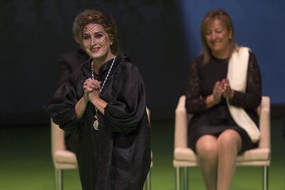 Estrella Morente, tras recibir la medalla de Andalucía en un acto celebrado en el Teatro de la Maestranza de Sevilla.