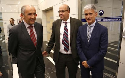 El consejero Josu Erkoreka, junto al fiscal jefe vasco, Juan Calparsoro, y el presidente de la Audiencia de Gipuzkoa, Iñaki Subijana.