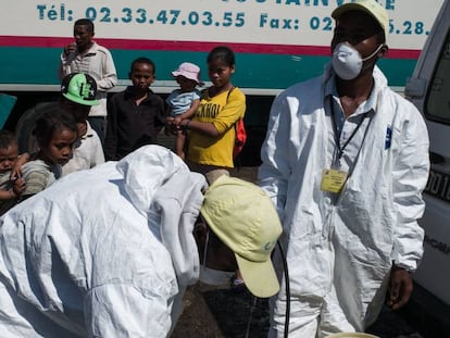 Tareas de desinfecci&oacute;n en Anosibe, uno de los barrios m&aacute;s insalubres de Antananarivo, la capital de Madagascar, a mediados de octubre.