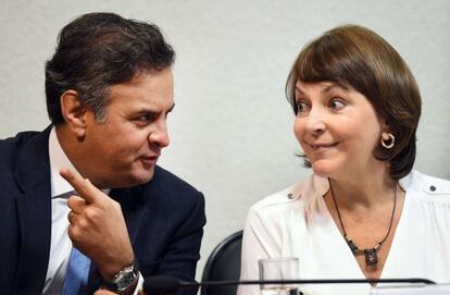 Mitzy Capriles conversa com Aécio Neves durante reunião no Senado.