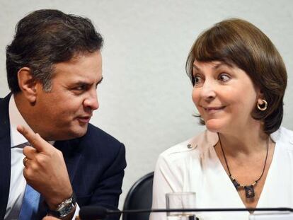 Mitzy Capriles conversa com A&eacute;cio Neves durante reuni&atilde;o no Senado.