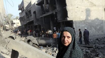 Una mujer observa los escombros de una de las casas destruidas en Gaza.