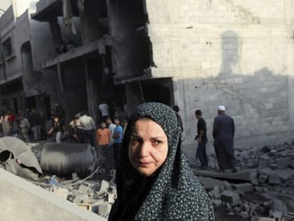 Una mujer observa los escombros de una de las casas destruidas en Gaza.