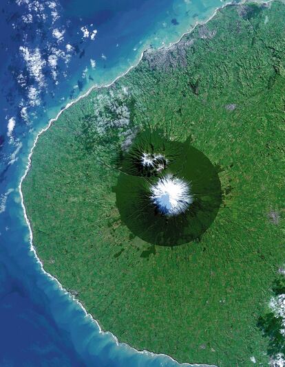 El programa Landsat, gestionado por uin consorcio formado por el Servicio Geológico de EE UU y la NASA, registra desde los años setenta del siglo pasado las imágenes vía satélite más fieles que existen de la superficie terrestre. En esta fotografía se puede ver el Egmont National Park, en Nueva Zelanda.