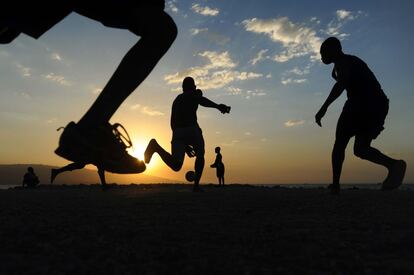 Varios niños juegan al fútbol en una imagen de archivo